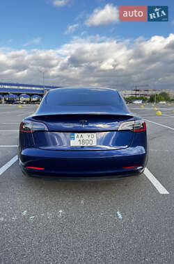 Седан Tesla Model 3 2022 в 