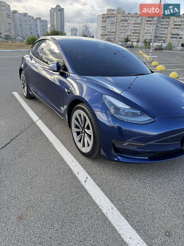 Седан Tesla Model 3 2022 в Киеве