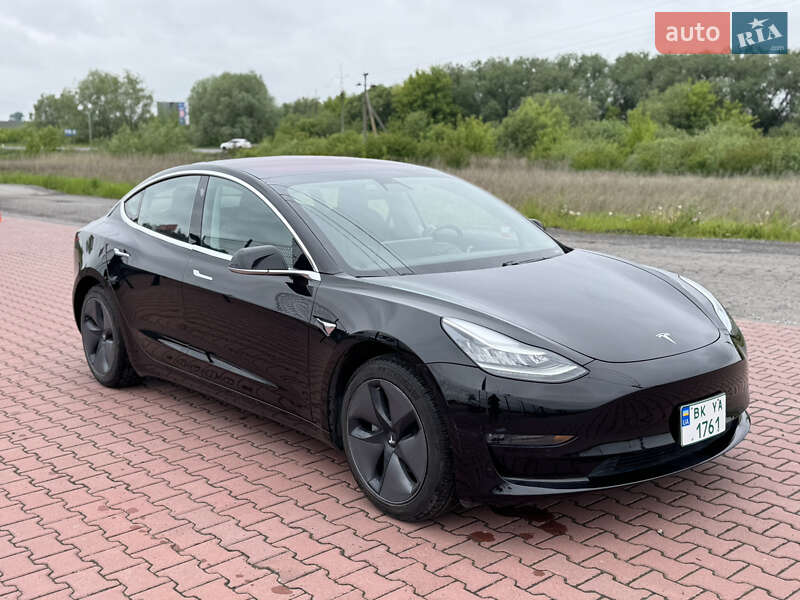 Седан Tesla Model 3 2018 в Ровно
