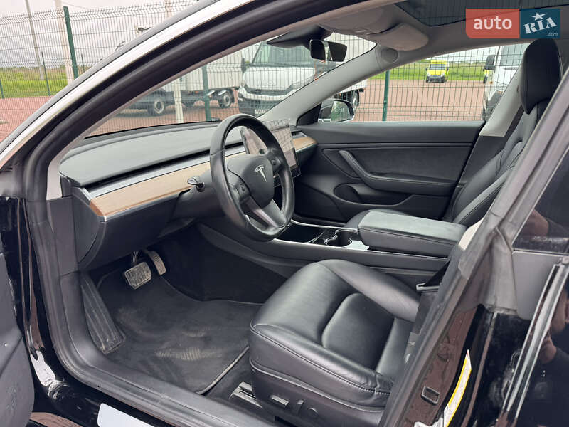 Седан Tesla Model 3 2018 в Ровно
