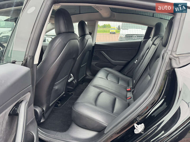 Седан Tesla Model 3 2018 в Ровно