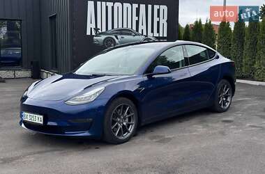 Седан Tesla Model 3 2022 в 