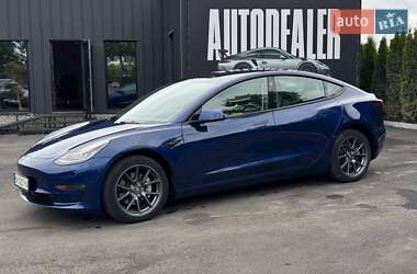 Седан Tesla Model 3 2022 в 