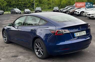 Седан Tesla Model 3 2022 в 