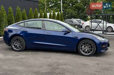Седан Tesla Model 3 2022 в 