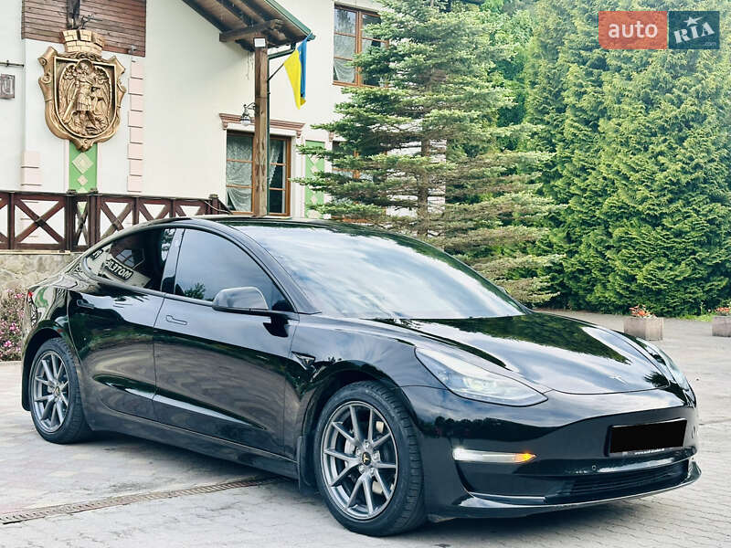 Седан Tesla Model 3 2021 в 