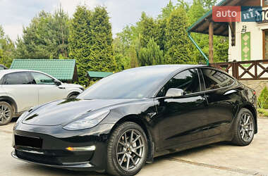 Седан Tesla Model 3 2021 в 