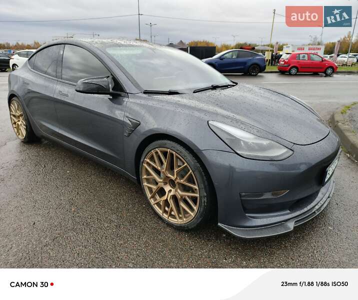 Седан Tesla Model 3 2021 в Львові