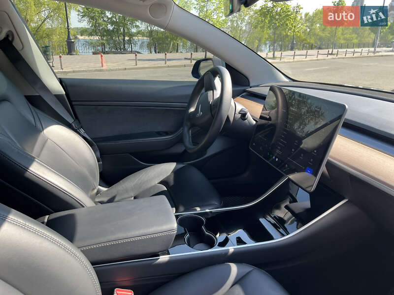 Седан Tesla Model 3 2020 в Киеве
