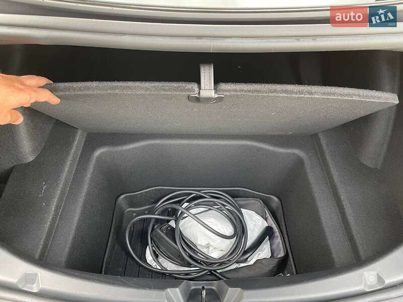 Седан Tesla Model 3 2021 в 