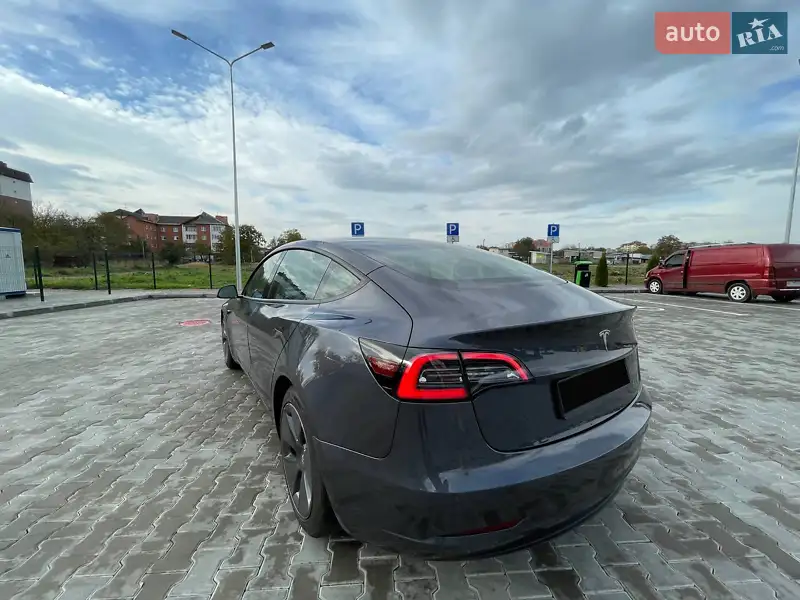 Седан Tesla Model 3 2021 в 