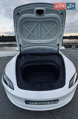 Седан Tesla Model 3 2024 в 