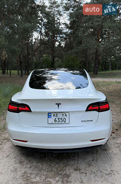Седан Tesla Model 3 2023 в 