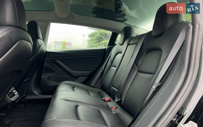 Седан Tesla Model 3 2020 в Львове