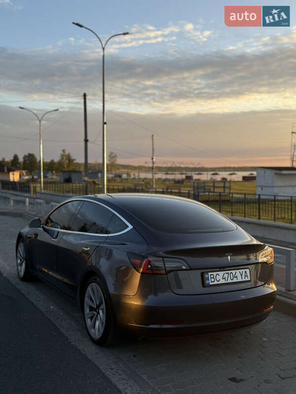 Седан Tesla Model 3 2019 в Львове