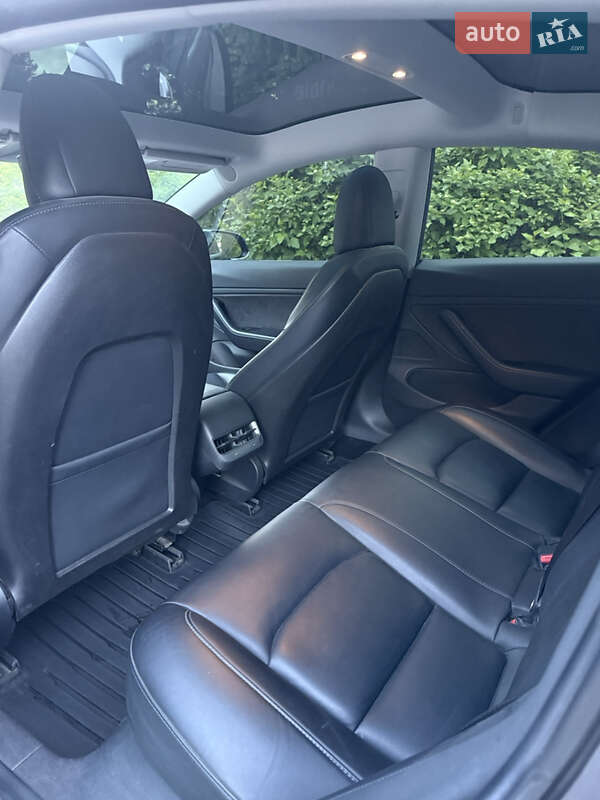 Седан Tesla Model 3 2019 в Львове