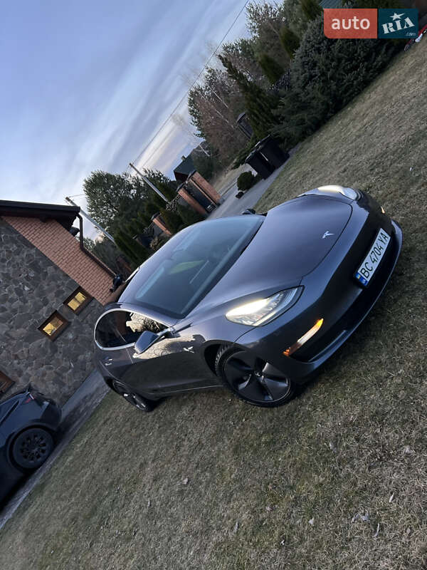 Седан Tesla Model 3 2019 в Львове