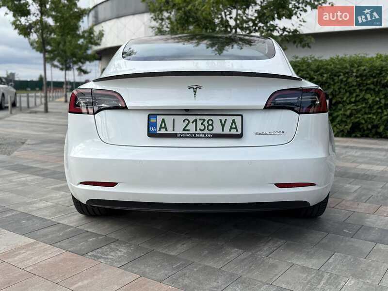 Седан Tesla Model 3 2022 в Киеве