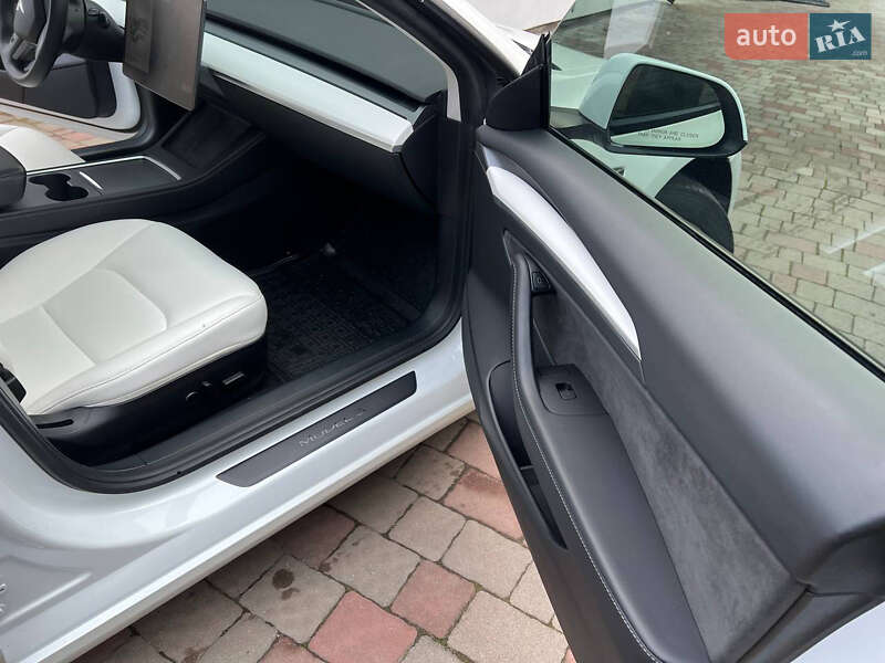 Седан Tesla Model 3 2021 в Киеве