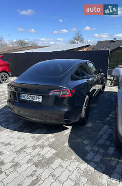 Седан Tesla Model 3 2022 в 