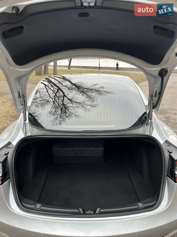 Седан Tesla Model 3 2018 в Києві