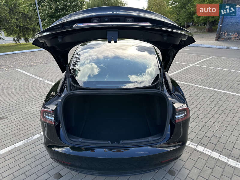 Седан Tesla Model 3 2022 в Луцке