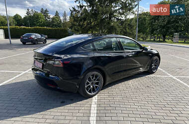 Седан Tesla Model 3 2022 в 