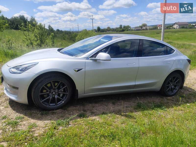 Седан Tesla Model 3 2018 в Івано-Франківську