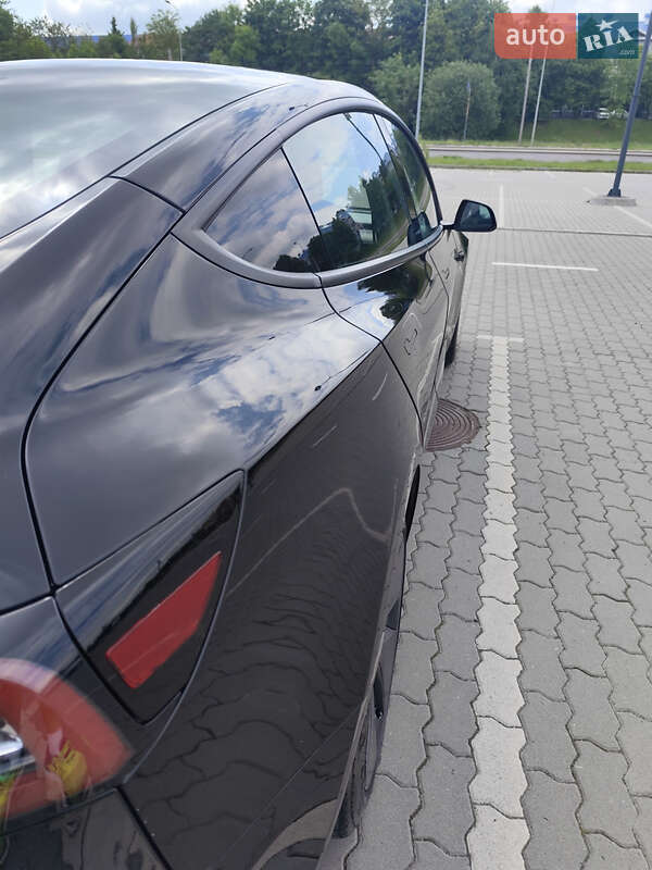 Седан Tesla Model 3 2023 в Львове