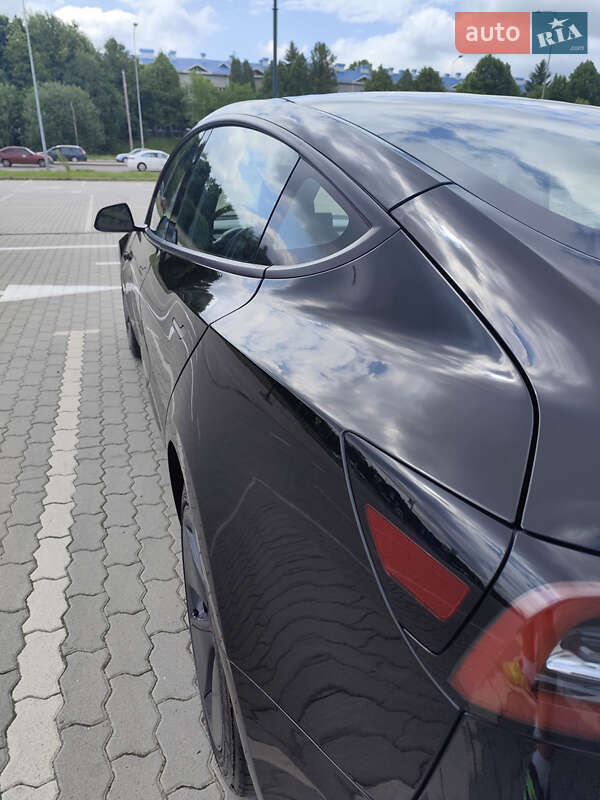 Седан Tesla Model 3 2023 в Львове