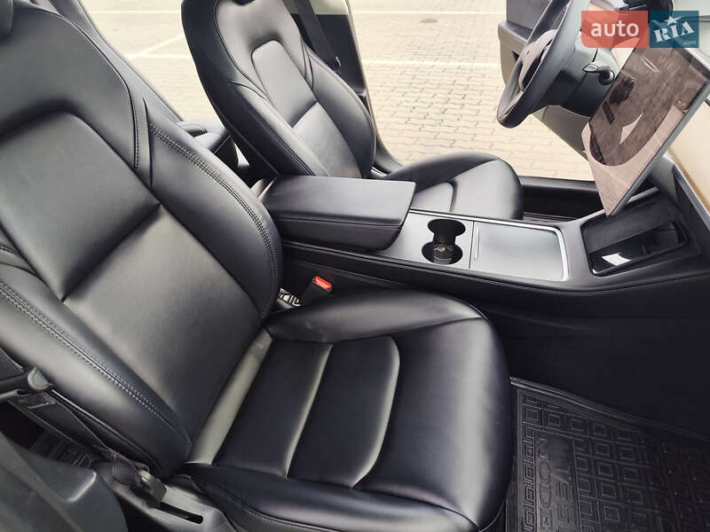 Седан Tesla Model 3 2023 в Львове