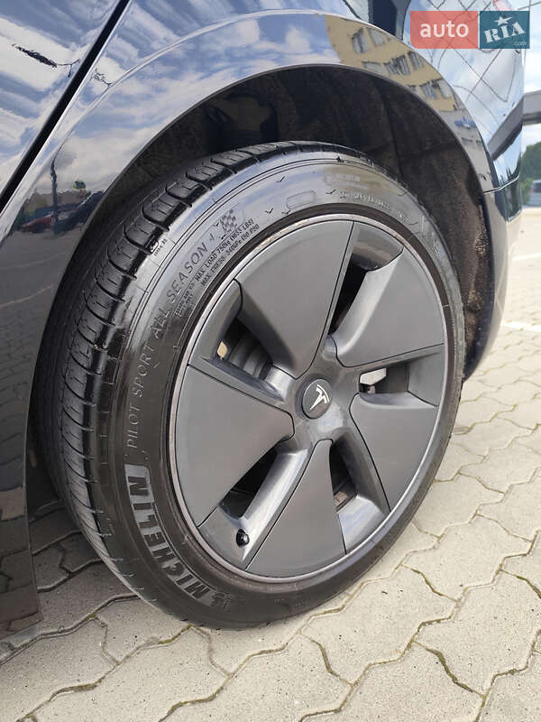 Седан Tesla Model 3 2023 в Львове