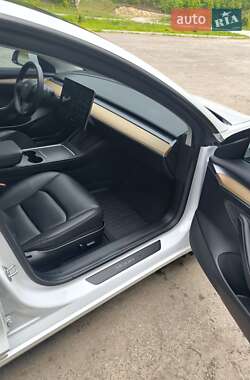 Седан Tesla Model 3 2021 в 