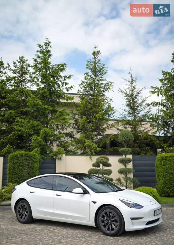Седан Tesla Model 3 2022 в Львове