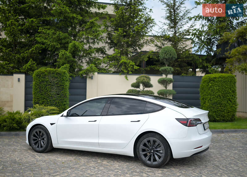 Седан Tesla Model 3 2022 в Львове