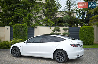 Седан Tesla Model 3 2022 в 