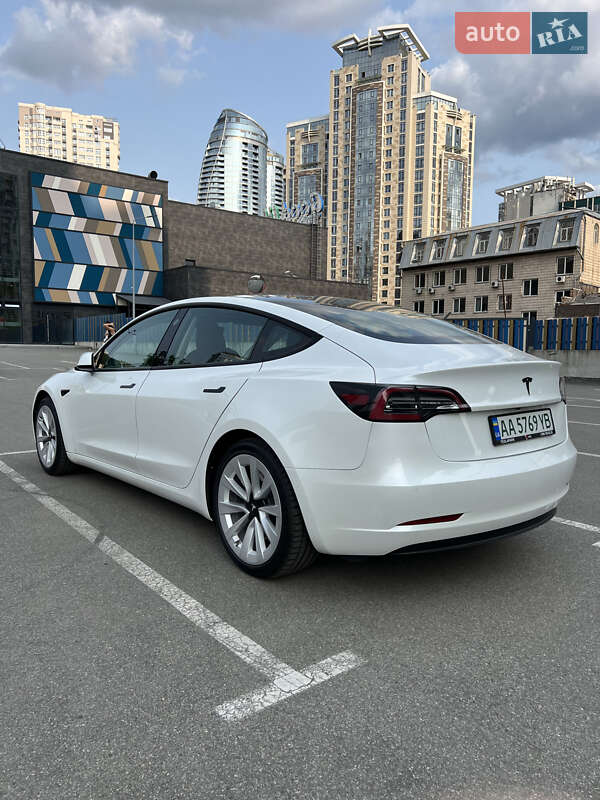 Седан Tesla Model 3 2021 в Киеве
