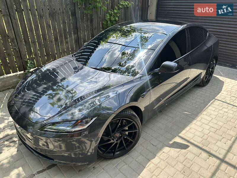 Седан Tesla Model 3 2024 в 