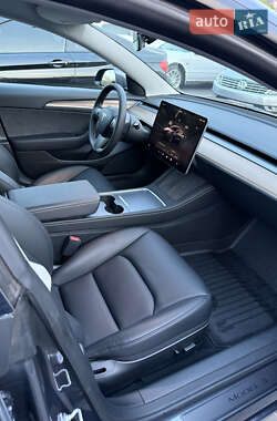 Седан Tesla Model 3 2023 в 
