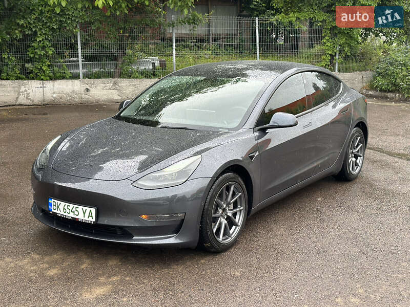 Седан Tesla Model 3 2021 в 