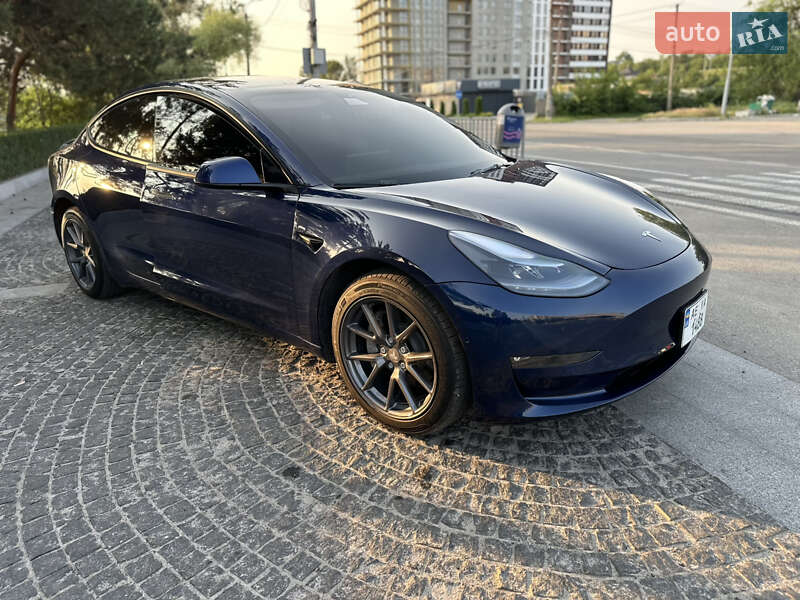 Седан Tesla Model 3 2022 в 
