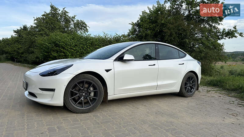 Седан Tesla Model 3 2021 в Калуше