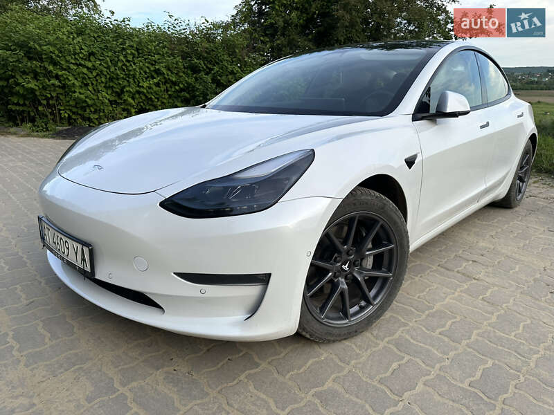 Седан Tesla Model 3 2021 в Калуше