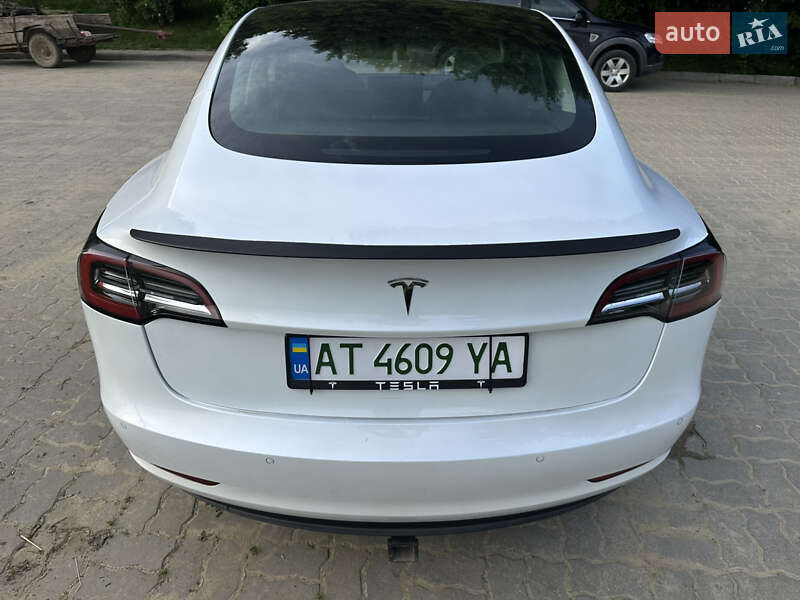 Седан Tesla Model 3 2021 в Калуше