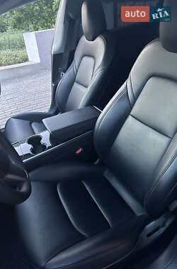 Седан Tesla Model 3 2020 в 