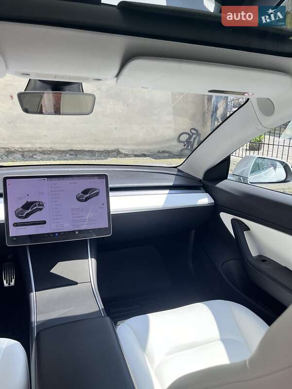 Седан Tesla Model 3 2018 в Львові