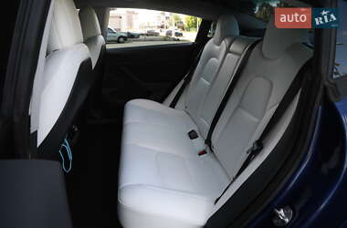 Седан Tesla Model 3 2022 в 