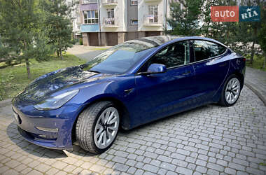 Седан Tesla Model 3 2022 в 