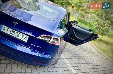 Седан Tesla Model 3 2022 в 