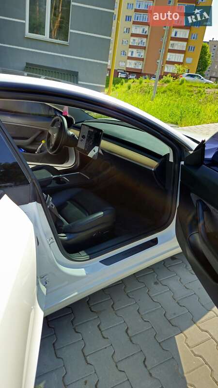 Седан Tesla Model 3 2021 в Новояворовске